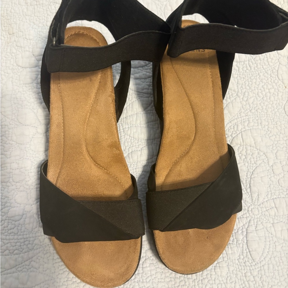 Earth Black and Tan Sandals